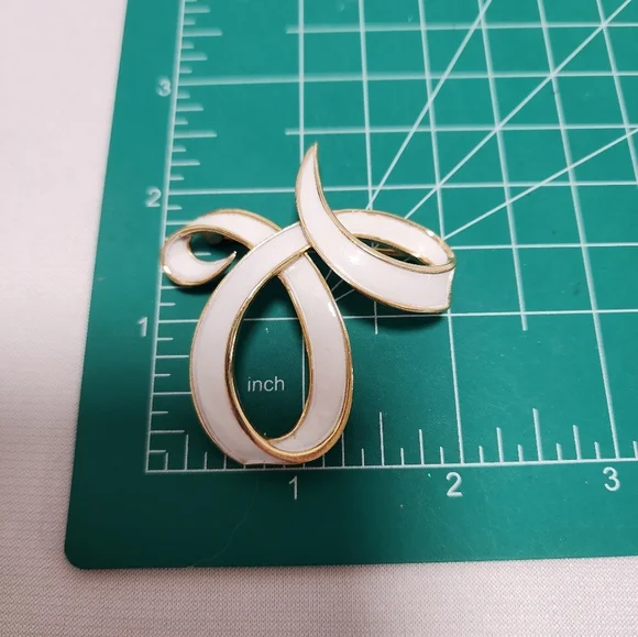 Crown Trifari Gold and White Enamel Brooch and Earring Knot Set - Picture 11 of 13